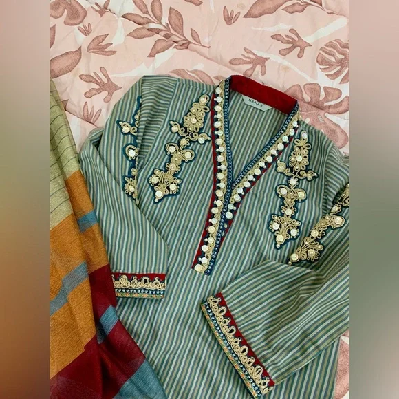 Maria. B. 3 pc Winter Dress - Picture 15 of 16